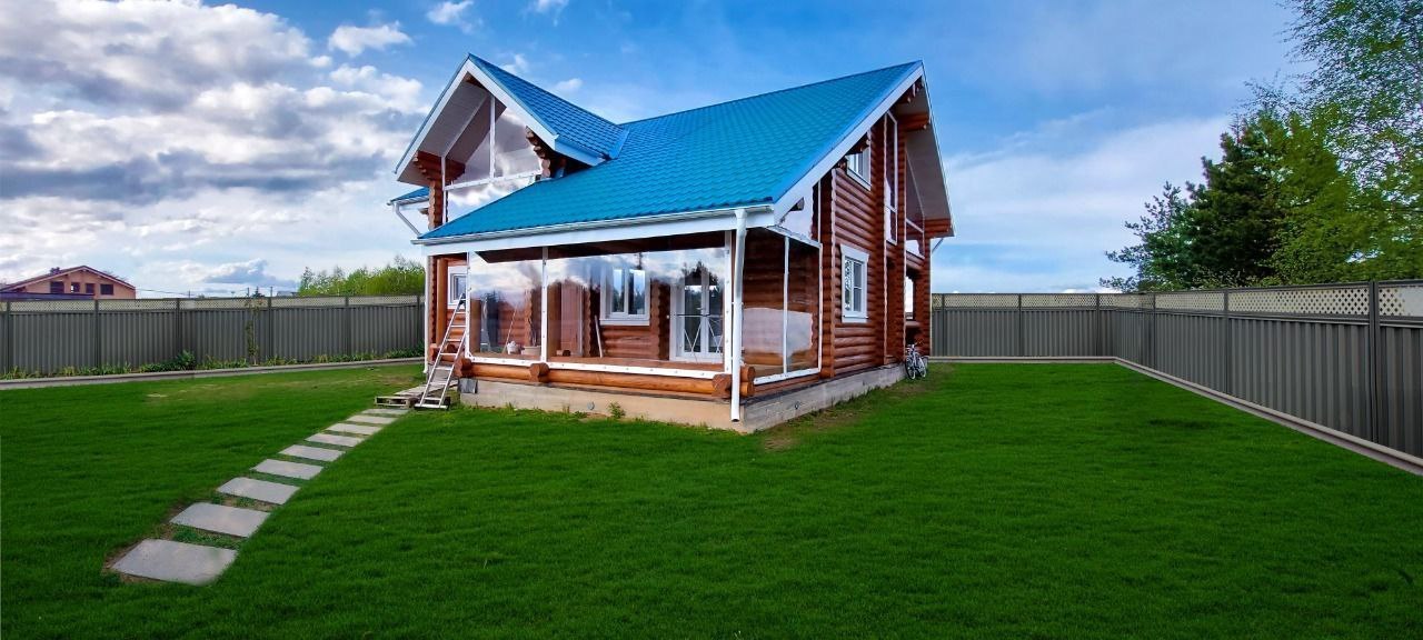 Мягкие окна на веранде загородного дома в городе Костерево